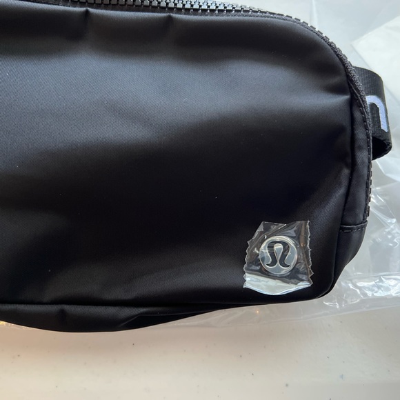 NWT Lululemon Everywhere Belt Bag Black/White Wordmark New - Picture 8 of 10